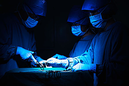 团队,外科,拿着,手术设备,手术台,工作
