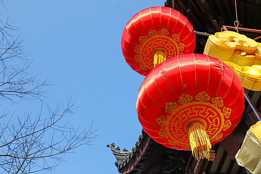 中国古典建筑外悬挂的灯笼