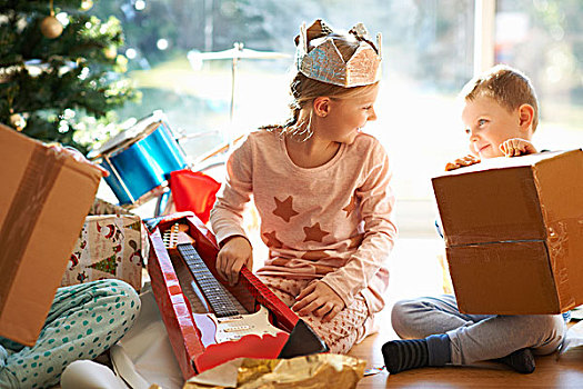 男孩,姐妹,坐,客厅,地面,打开,圣诞礼物