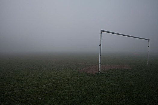 足球场,球门柱,雾状,白天,草,前景,背景,读,英格兰,英国