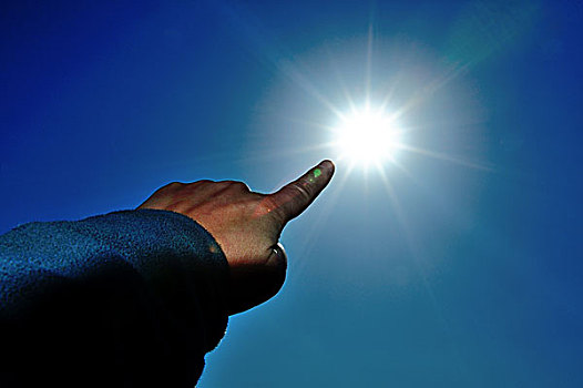 一只手指向太阳