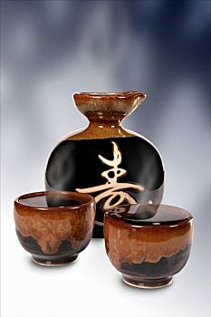 日本米酒,瓶子,两个,杯子