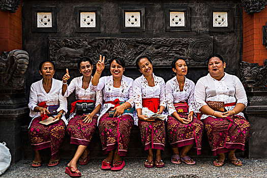 群体,女人,坐,排列,长椅,衣服,相同,装束,印度教,庙宇,巴厘岛,印度尼西亚