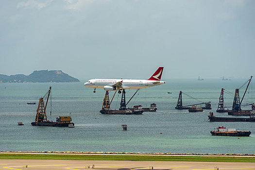 一架国泰港龙航空的客机正降落在香港国际机场