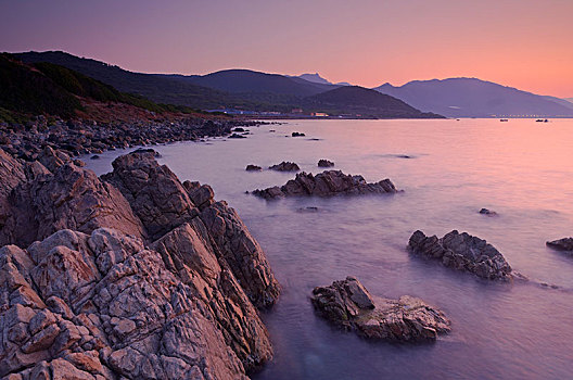 日出,后面,山,科西嘉岛,靠近,阿雅克肖,岩石,地中海海岸,前景,地中海岛屿,法国,南科西嘉省