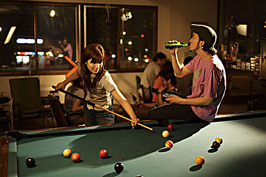 伴侣,玩,台球,酒吧