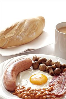 传统,早餐,香肠,蛋,熏肉,蘑菇,豆,大杯,茶