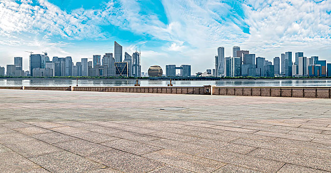 前景为城市广场的杭州建筑景观商业大厦