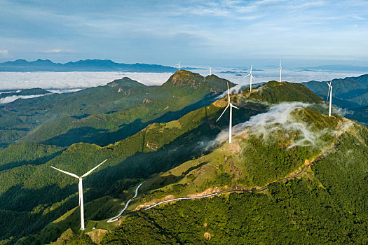 中国广西岑溪市天龙顶山地公园日出云海奇观