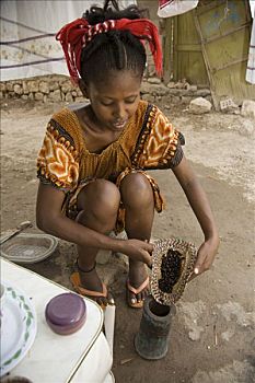 女青年,20-25岁,表演,咖啡,典礼,新鲜,煮咖啡,咖啡豆,温度,红海,马萨瓦,埃塞俄比亚,厄立特里亚,非洲