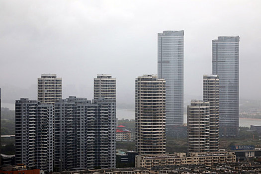 山东省日照市,港城遭倾盆暴雨侵袭,气象部门提醒市民减少外出