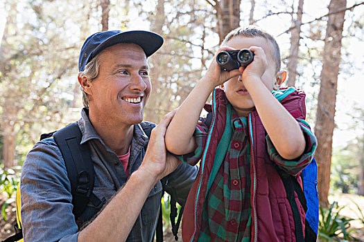 高兴,男人,看,儿子,看穿,双筒望远镜,成熟,树林