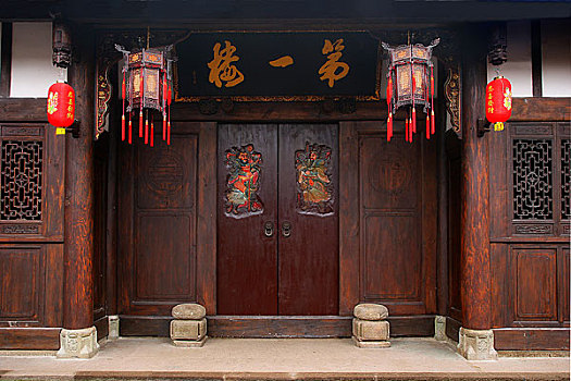 中国传统的建筑,这是雕刻有门神的院落大门
