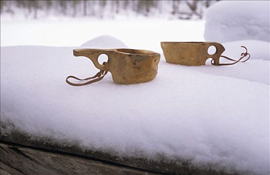 芬兰,两个,木质,杯子,雪
