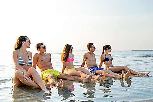 友谊,海洋,暑假,休假,人,概念,群体,微笑,朋友,戴着,泳衣,墨镜,坐,水中,海滩