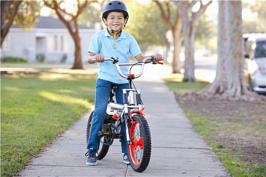 男孩,穿,安全帽,骑,自行车