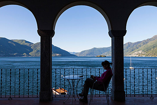 女人,读,拱廊,风景,阿斯科纳,马焦雷湖,提契诺河,瑞士,欧洲
