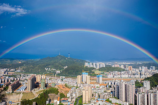 广西梧州,雨后彩虹景美如画