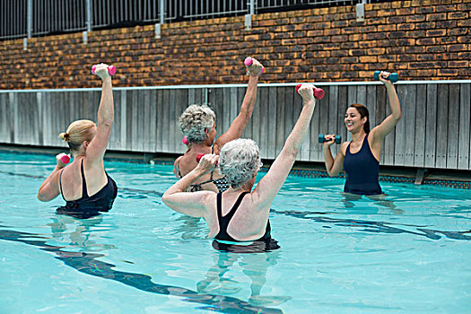 训练,协助,老年,女人,举重,游泳池