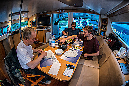 三个男人,吃饭,食物,板,双体船,码头,乡村,挪威北部,夏天
