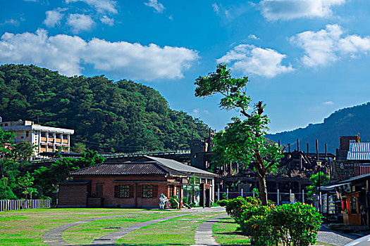 台湾观光景点猴硐猫村,晴朗的好天气,远山绿树白桥小溪