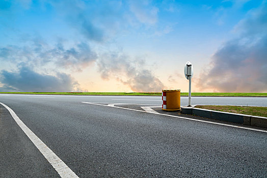 前景为空的道路地面和户外自然景观