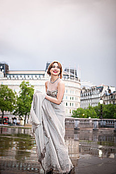 美女,拿着,向上,湿,晚礼服,特拉法尔加广场,伦敦,英国