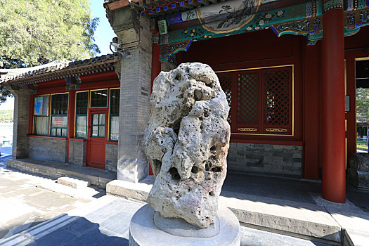 北京皇家园林颐和园玉澜门前子母石