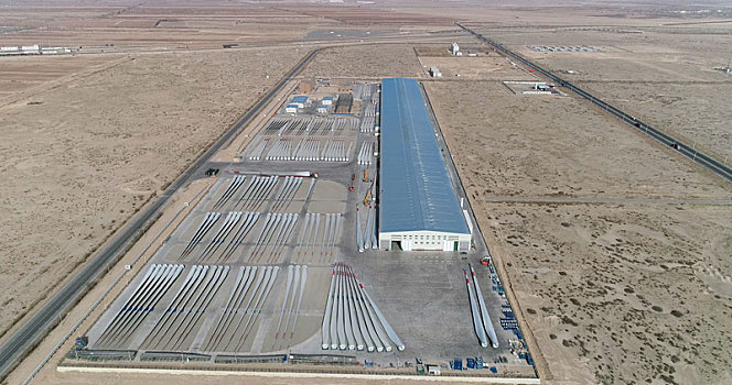 新疆哈密,航拍风力发电叶片生产厂