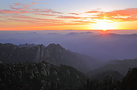 山峦,山顶,远景