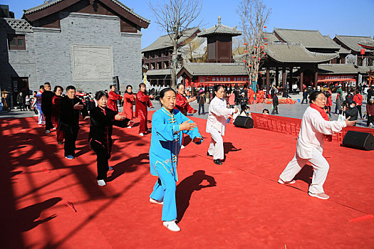 山东省日照市,市民在街头表演打太极,犹如行云流水让人赏心悦目