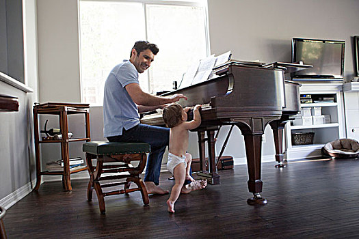 父亲,男婴,演奏,钢琴