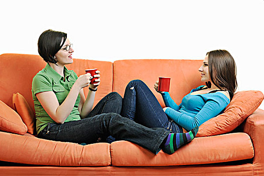 两个,美女,隔绝,白色背景,杯子,咖啡,交谈,橙色,沙发