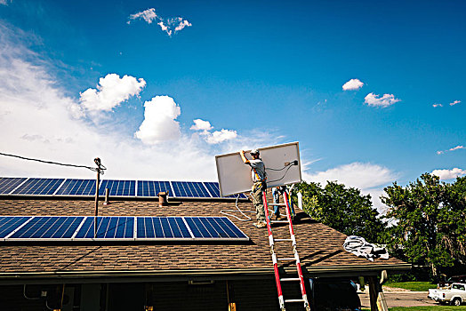 工人,安装,太阳能电池板,房顶,房子,仰视