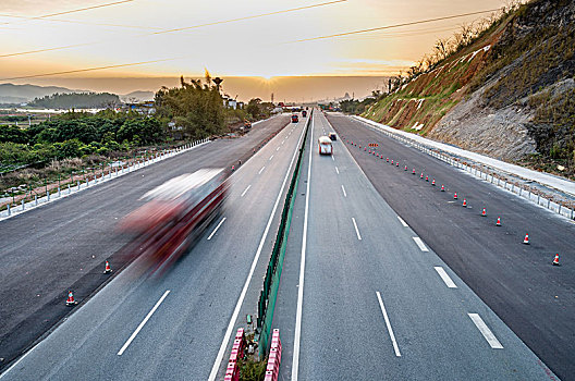 宽阔的高速公路