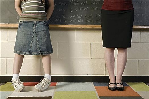 女孩,教师,站立,正面,黑板