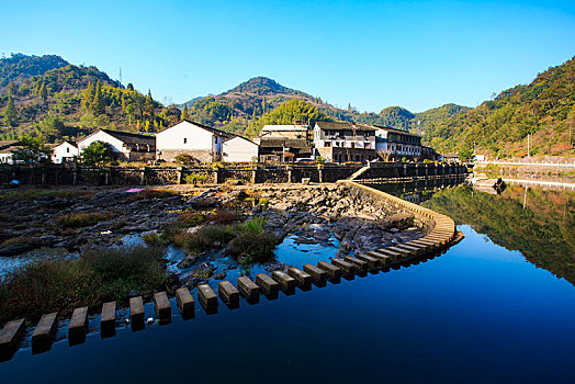 水汀步道,流水