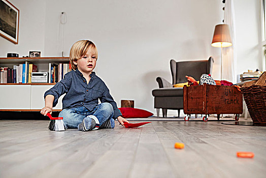 男孩,坐在地板上,拿着,玩具,畚箕,梳子