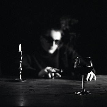 男人,太阳镜,桌子,坐,雪茄,吸烟,葡萄酒杯,蜡烛,暗色,模糊,人,30-40岁,阴暗,手,饮料,烟,酒,亮光,影子,放松,孤单,神秘,孤立,虚幻