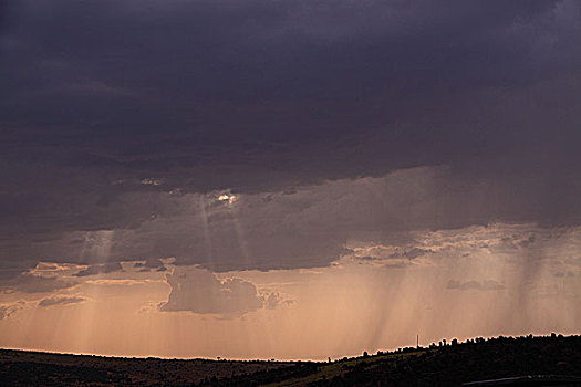 肯尼亚马赛马拉非洲大草原云层霞光