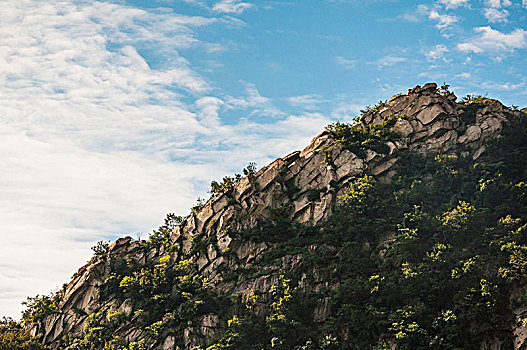 蓝天环境下的岩石山峰