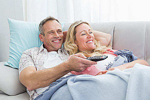 幸福伴侣,搂抱,沙发,看电视