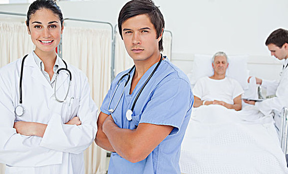 医生,双臂交叉,微笑,站立,靠近,实习医师,病人,背景