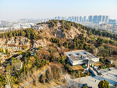 航拍江苏徐州龟山景区龟山汉墓