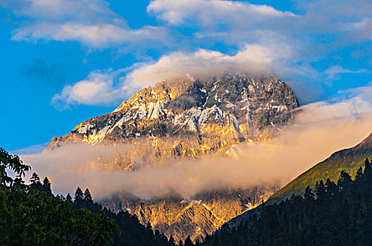 日照金山