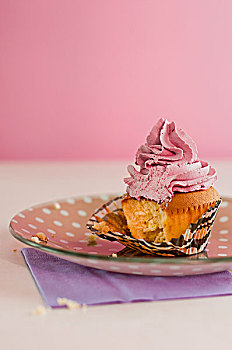 冰冻,杯形蛋糕,一个,咬住,盘子,粉色背景,特写