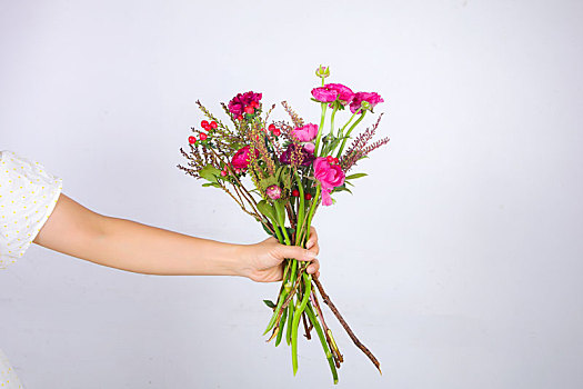 女孩手里拿着鲜花