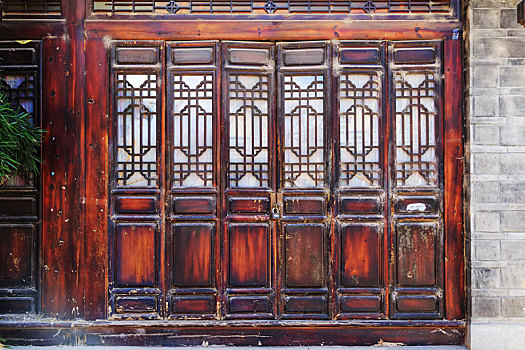 中式雕花镂空门窗