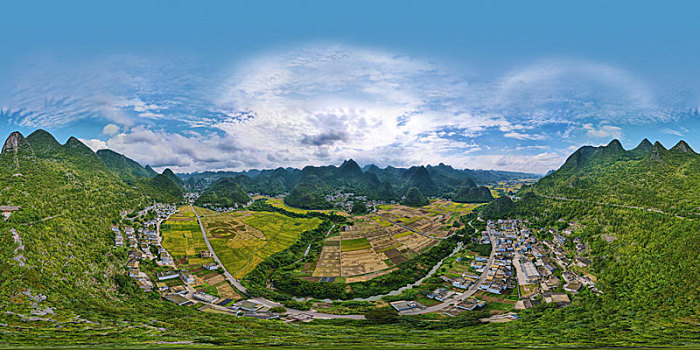 在万峰林每年收割稻谷时,都是风景和气温的完美结合