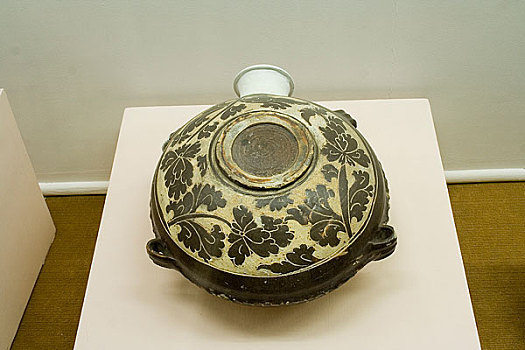 内蒙古博物馆陈列西夏褐釉剔花扁壶